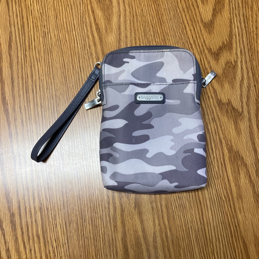 Baggallini Take Two RFID Camouflage Bryant Wristlet Travel Wallet
